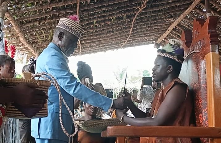 Haut-Uélé / Chefferie Malingindo : 44 ans après son règne, Sa Majesté Jean-Marie DIKAMOKE passe le pouvoir à son fils.