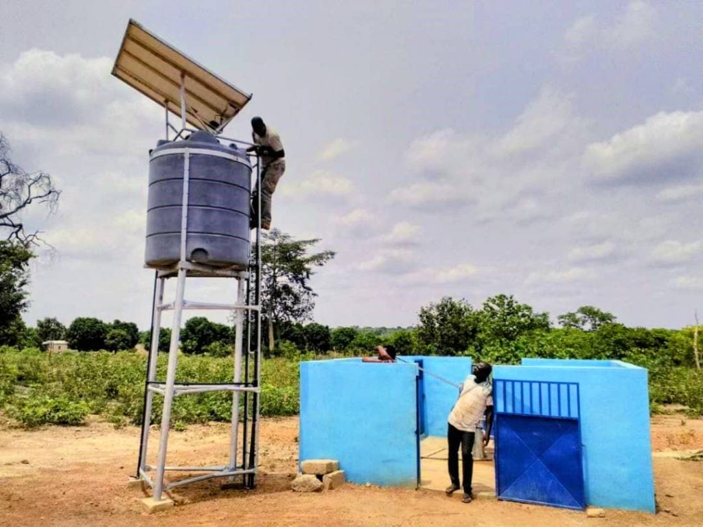 Kisangani : la fondation Doudou Fwamba s’en va-t-en guerre contre la penurie d’eau. Les travaux d’une vingtaine de forages ont été lancés.
